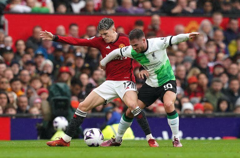 Alejandro Garnacho defiende la pelota ante la marca de Alexis Mac Allister, figura de un Liverpool que batalla por la Premier League