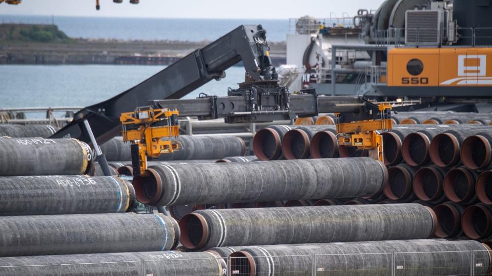 Rohre für die Ostseepipeline Nord Stream 2 auf dem Gelände des Hafen Mukran auf Rügen.