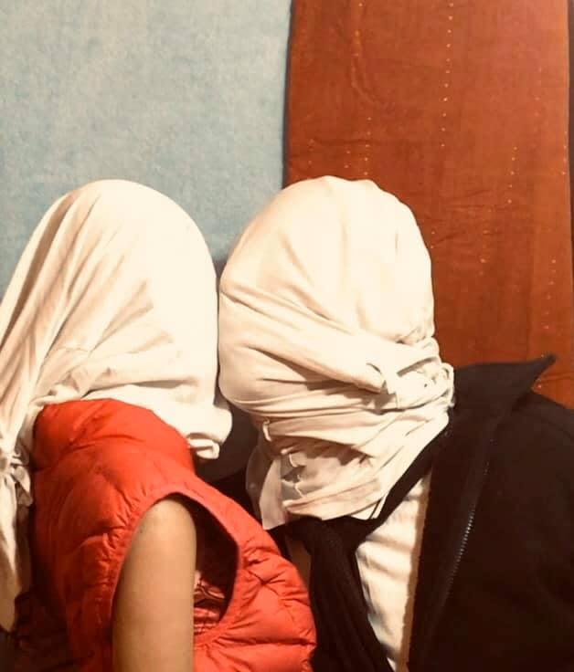 Una imagen de la reconstitución de la pintura "Los amantes" del artista belga René Magritte en un lugar desconocido de España