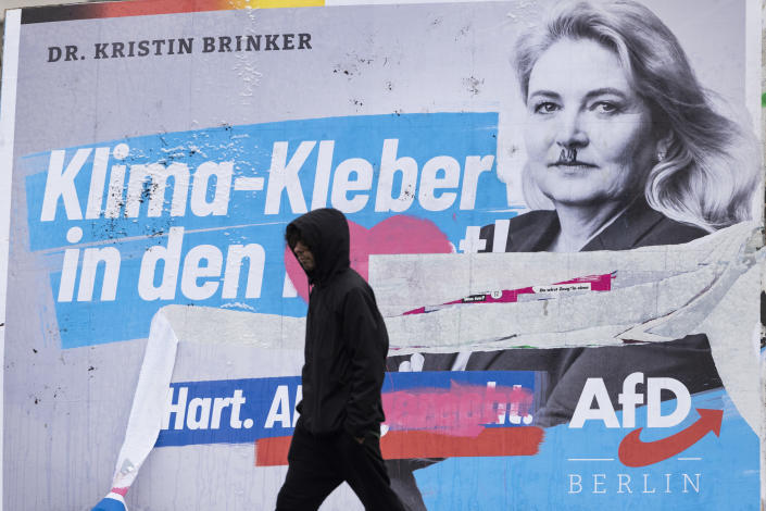 Cartel del AFD en las elecciones del 2021. A la candidata le han pintado un bigote como el de Hitler.  (Photo by Maja Hitij/Getty Images)