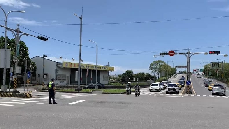 連假第二天迎國5北返車潮　宜警守護行車安全