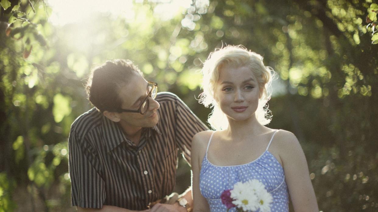 Blonde. L to R: Adrien Brody as The Playwright &amp; Ana de Armas as Marilyn Monroe