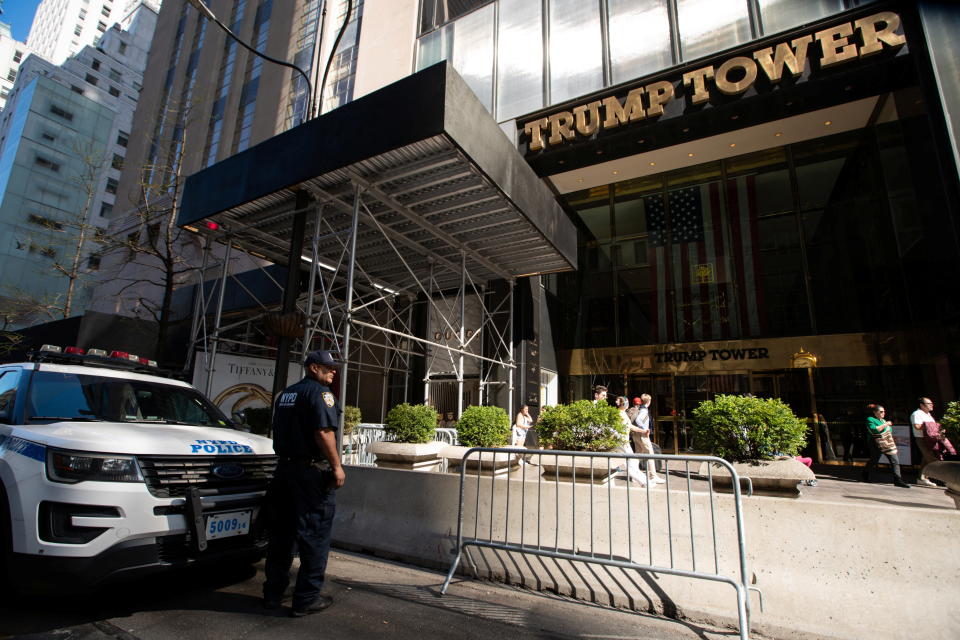 Un agente del Departamento de Policía de Nueva York monta guardia frente a la Torre Trump antes de la llegada del expresidente de Estados Unidos Donald Trump en Nueva York, Estados Unidos, 12 de abril de 2023. REUTERS/Eduardo Muñoz