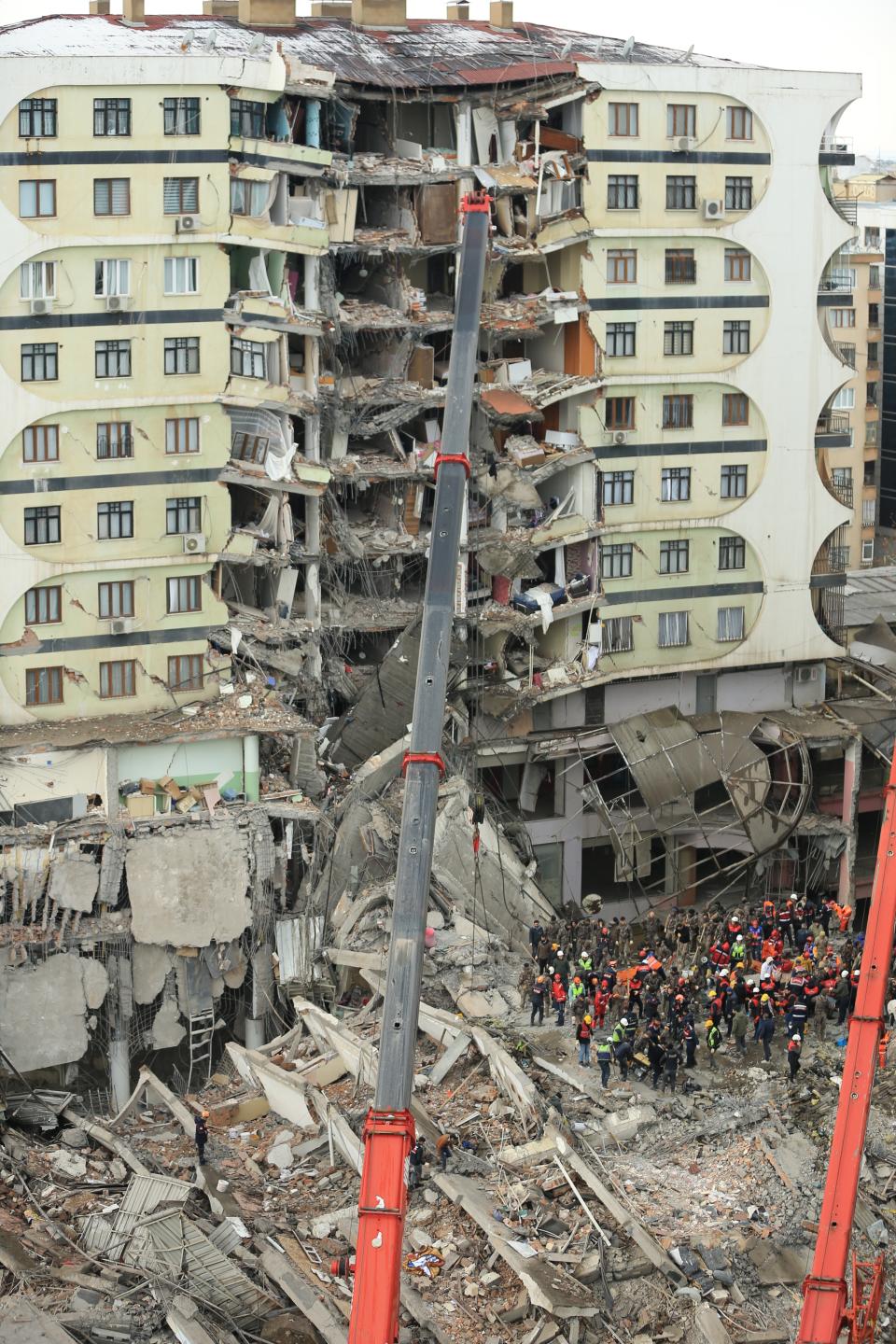 <p>Los esfuerzos de búsqueda y rescate continuaban en el edificio derrumbado después de que un terremoto estremeció la localidad turca de Diyarbakir, el 6 de febrero de 2023. "Todos están poniendo su corazón y alma en los esfuerzos, aunque la temporada de invierno, el clima frío y el terremoto que ocurre durante la noche hacen que las cosas sean más difíciles", dijo el presidente turco Tayyip Erdogan. (Foto de Aydin Arik/Agencia Anadolu a través de Getty Images)</p> 