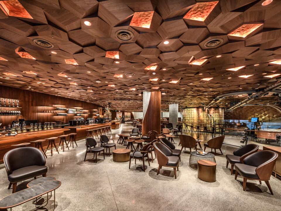 Kaffee als Rundumerlebnis – das ist das Motto der weltweit zweiten Starbucks Reserve Roastery in Shanghai. Pünktlich zu Nikolaus öffnete sie ihre Türen und hat jede Menge zu bieten: Zum Beispiel mehrere Coffee Bars auf knapp 2.800 Quadratmeter sowie den mit 26,8 Meter langen, weltgrößten Tresen. (Bild-Copyright: Starbucks)