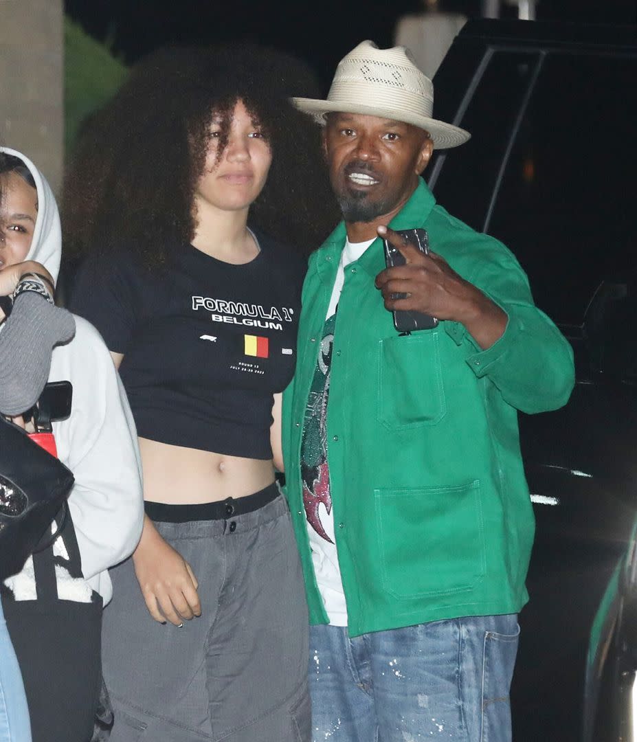 Con una camisa verde estridente y un sombrero súper llamativo, Jamie Foxx organizó una gran fiesta por el cumpleaños de 15 de su hija. El actor fue visto acarreando bolsas gigantes de Gucci, dando una pista de los regalos que recibió la adolescente