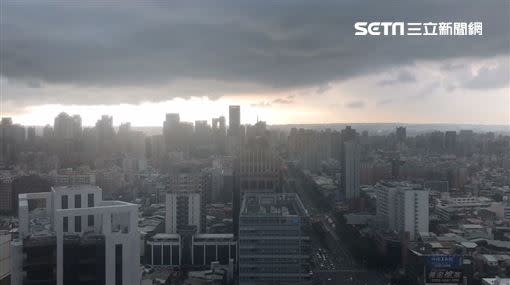 台中市西區下午4時左右被一片烏雲籠罩，接著下起大雨。（圖／讀者張先生提供）