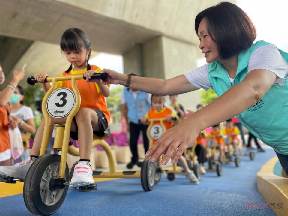 ▲參山處利用高鐵彰化站高架橋下空間，設置田中滑步車公園，有滑步車道、土丘遊戲場、沙坑遊戲場等設施，成了親子放電好去處。（圖／記者陳雅芳攝，2023.08.15）