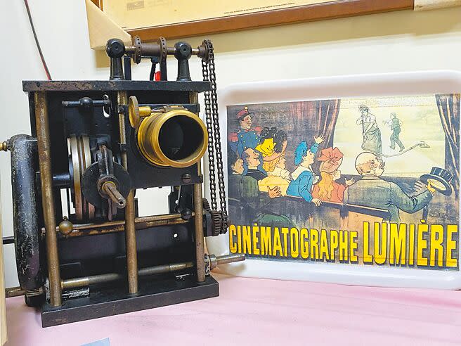 張凌文收藏的35mm放映機，此景與盧米埃兄弟1895年放映全世界首部電影的咖啡廳現在的擺設一模一樣。（張亦惠攝）