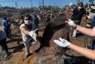 Voluntarios trabajan contra el incendio que afecta una gran parte de la ciudad chilena de Valparaíso el 14 de abril de 2014 (AFP | Martín Bernetti)