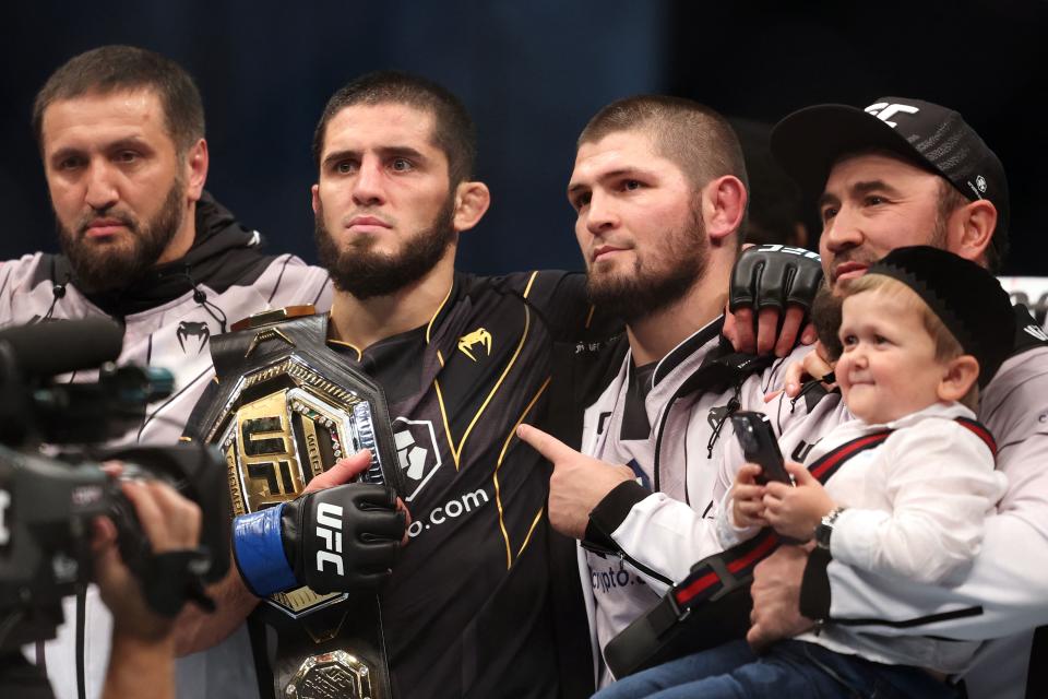 Hasbulla con Islam Makhachev y Khabib Nurmagomedov. (GIUSEPPE CACACE/AFP via Getty Images)