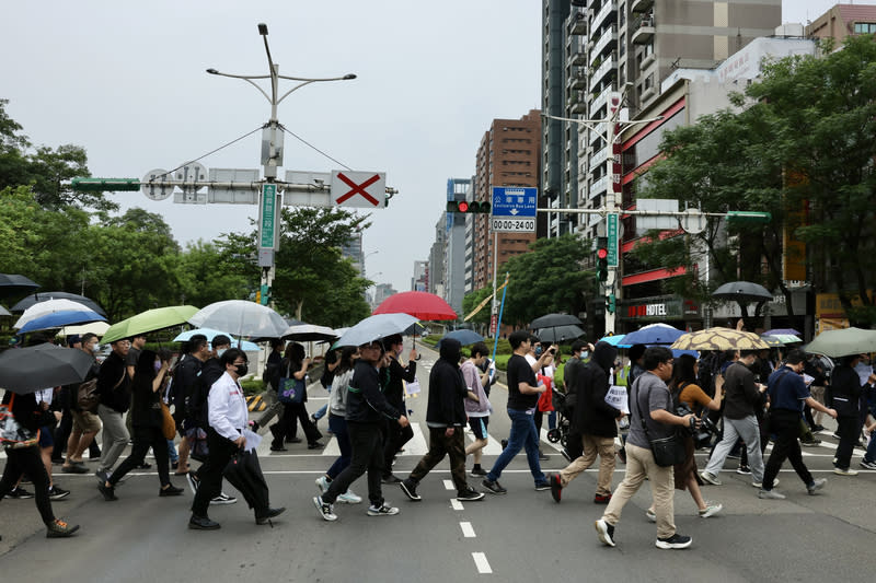 「行人地獄」血淚鋪成，行政院會25日將通過「道安行動綱領」，預計七年投入四百多億元，跨部會從教育、工程、執法、監理著手，提出明確的政策以及作法，讓地方落實執行。（中央社資料照）