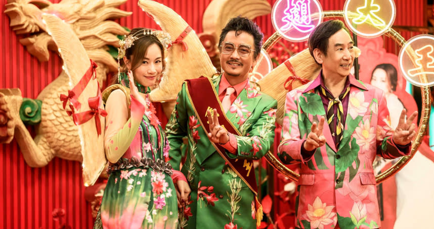 鄧麗欣（左）在《飯戲攻心2》穿上海鮮裝，打扮成魚翅天使。（圖／華映提供）