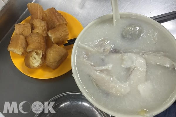 生記粥品專家的粥配上「油炸鬼」一起食用滋味更佳（圖片提供／TripAdvisor）