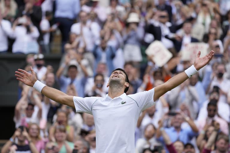 El serbio Novak Djokovic celebra tras derrotar al italiano Matteo Berrettini en la final masculina individual el día trece del Campeonato de Tenis de Wimbledon en Londres, el domingo 11 de julio de 2021