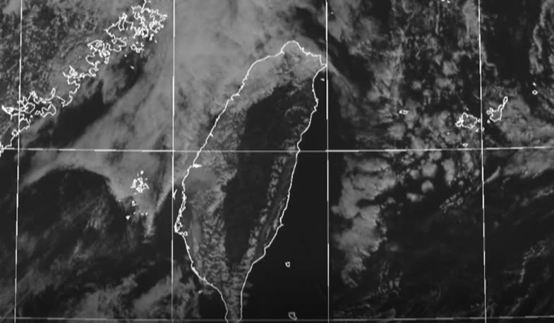 氣象局表示，是有一大片低雲從海峽飄進來造成起霧。（圖／東森新聞）