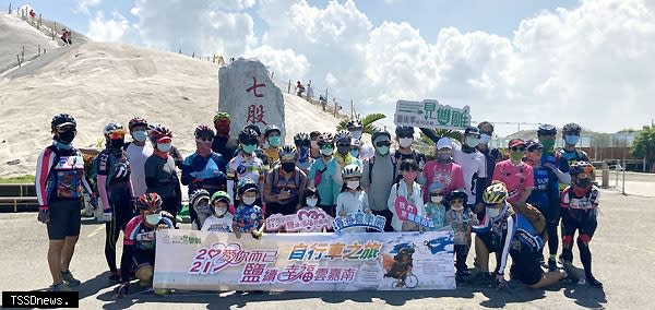 雲管處「鹽續幸福自行車之旅」號召車友以自行車旅行團方式倘佯雲嘉南台六一幸福公路，看鹽雕、漂流木，深入體驗濱海之美。（記者李嘉祥攝）