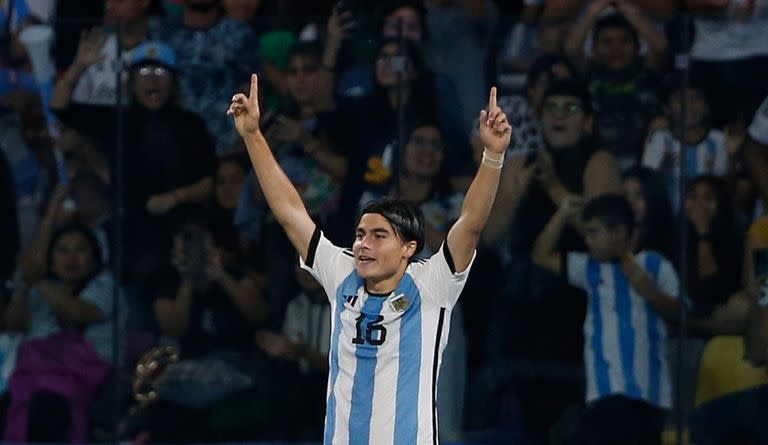 El festejo de Luka Romero, autor de un gran gol en el triunfo de la selección argentina por 3-0 sobre Guatemala en el Mundial Sub 20