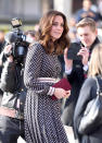 <p>Kate Middleton asistió al The Foundling Museum, y allí presumió de su quinto mes de embarazo en una bata de maternidad de rombos que la hizo lucir regia. </p>