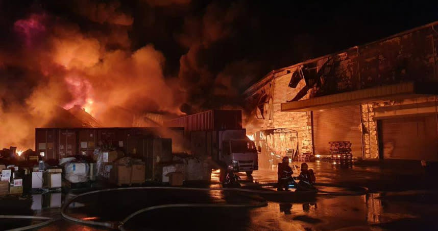 屏東縣萬丹鄉一處工廠23日晚間7時45分驚傳火警，警消到場搶救時，工廠已全面燃燒，稍早救出1名民眾，生命跡象穩定，目前無人受困其中。（圖／屏東消防局提供）