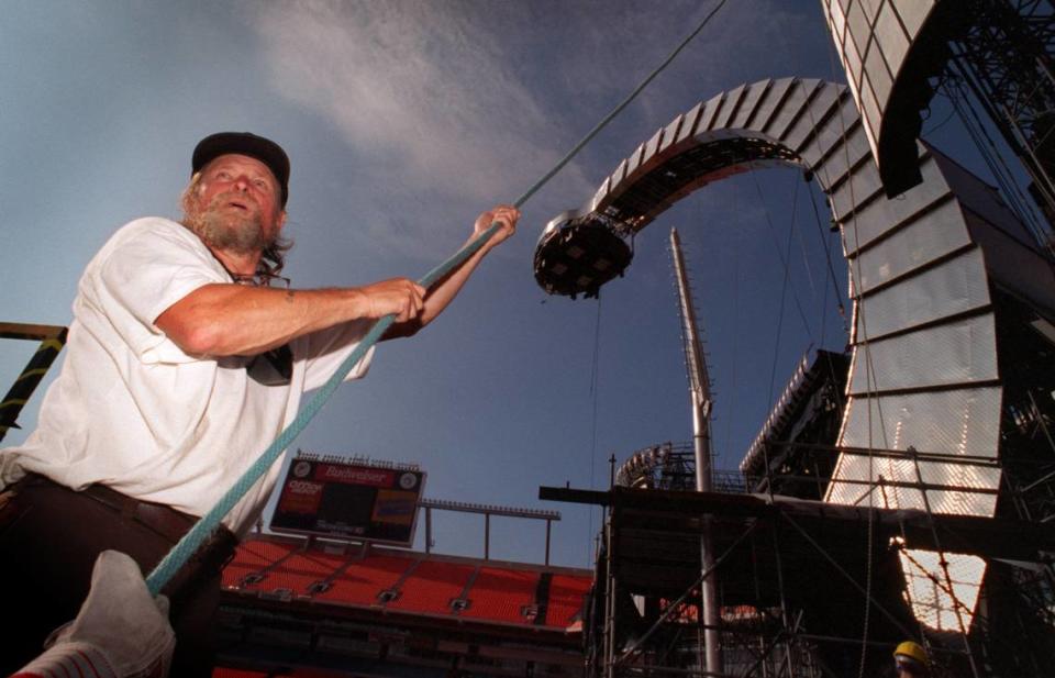 23/11/94 -- Foto de DAVID BERGMAN/Herald Staff -- Jim Wrenn, miembro de la cuadrilla local, iza una cuerda conectada a un banco de luces en lo alto del escenario de los Rolling Stones dentro del Joe Robbie Stadium el 23 de noviembre de 1994, dos días antes de que el grupo llenara el estadio de béisbol y football en Miami Gardens para su gira Voodoo Lounge Tour. DAVID BERGMAN/Miami Herald file