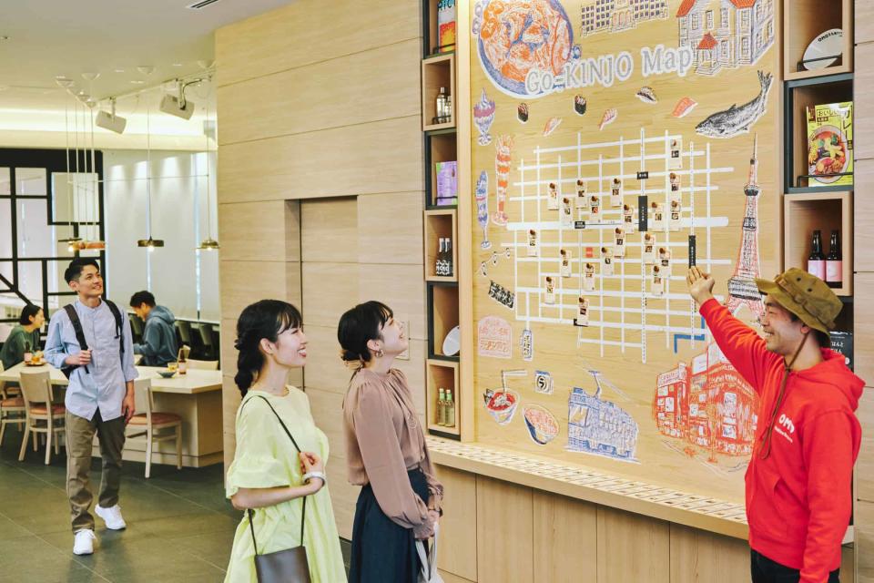 大廳提供巨幅的「近所地圖 GO-KINJO MAP」羅列飯店周遭的美食、購物、景點建議（圖片來源：OMO3札幌薄野 by 星野集團 ）
