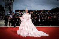 <p>Als Fashion-Überflieger gilt Lady Gaga schon lange. Nun hat sie mit “A Star Is Born” auch noch einen Ausflug nach Hollywood gemacht. Mit fremden Federn schmückte sich die Sängerin auf dem roten Teppich des 75. Filmfestivals von Venedig: in einem extravaganten, pinken Federkleid von Valentino. (Bild: Getty Images) </p>