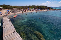 Tanti turisti affollano le spiagge più belle di Porto Cervo e dintorni. La Sardegna è finita nel mirino delle critiche per l'incremento di casi tra i turisti ma il governatore Solinas respinge le accuse: "Non siamo un'isola di untori". (Photo by Emanuele Perrone/Getty Images)