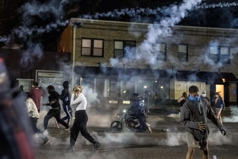 Un grupo de manifestantes huye de los gases lacrimógenos en Ferguson, Misuri, el domingo 31 de mayo de 2020. (Whitney Curtis / The New York Times)