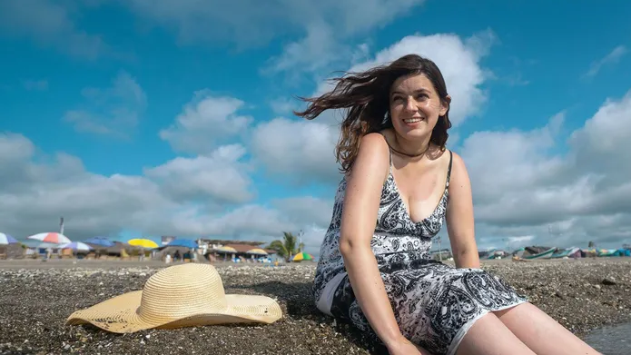 Una mujer disfruta sus vacaciones