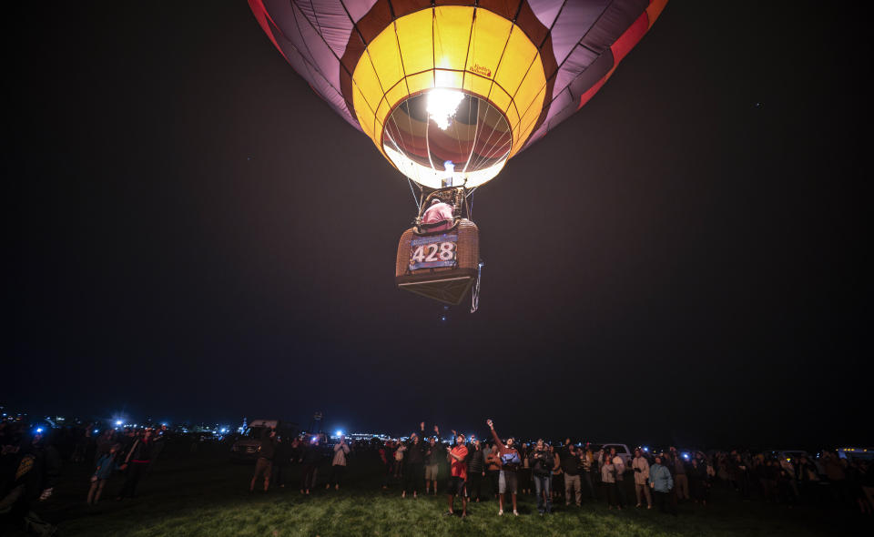 Globeros comienzan a ascender para el inicio del 51er Festival Internacional de Globos de Albuquerque el sábado 7 de octubre de 2023 en Albuquerque, Nuevo México. (AP Foto/Roberto E. Rosales)