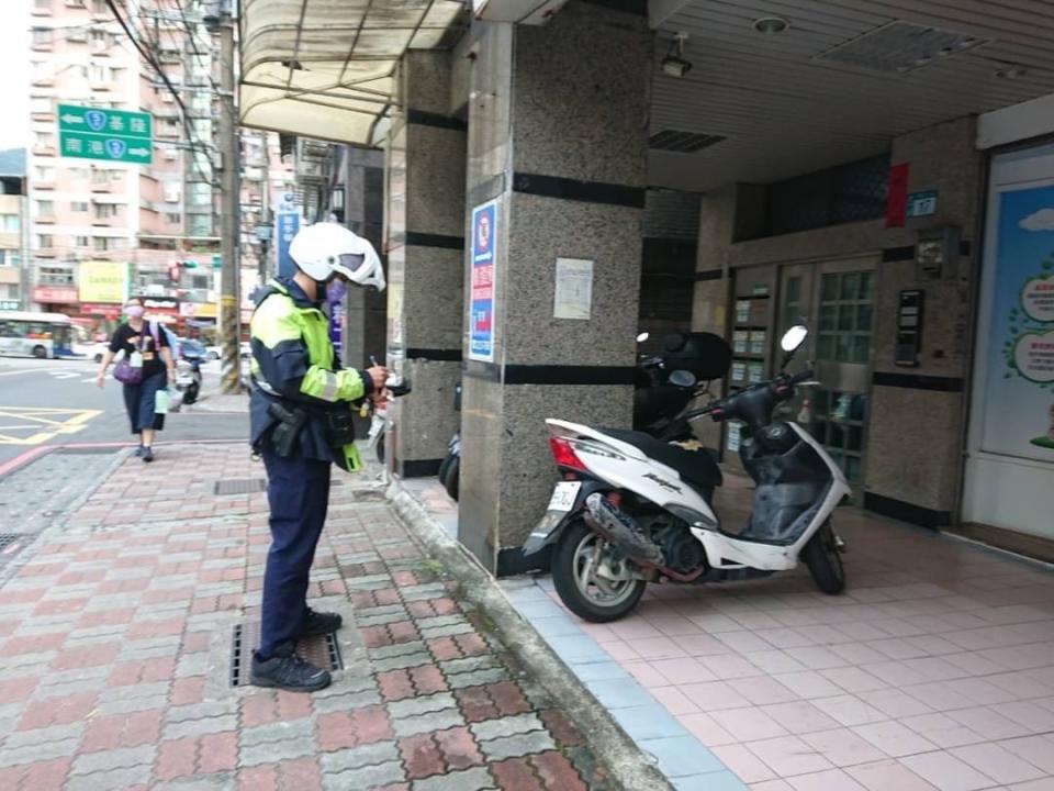 新北警方實施為期7日機車退出騎樓稽查專案，民眾若在退出騎樓路段停放車輛，可處新台幣600元至1200元不等罰鍰。   圖：新北市交通大隊/提供