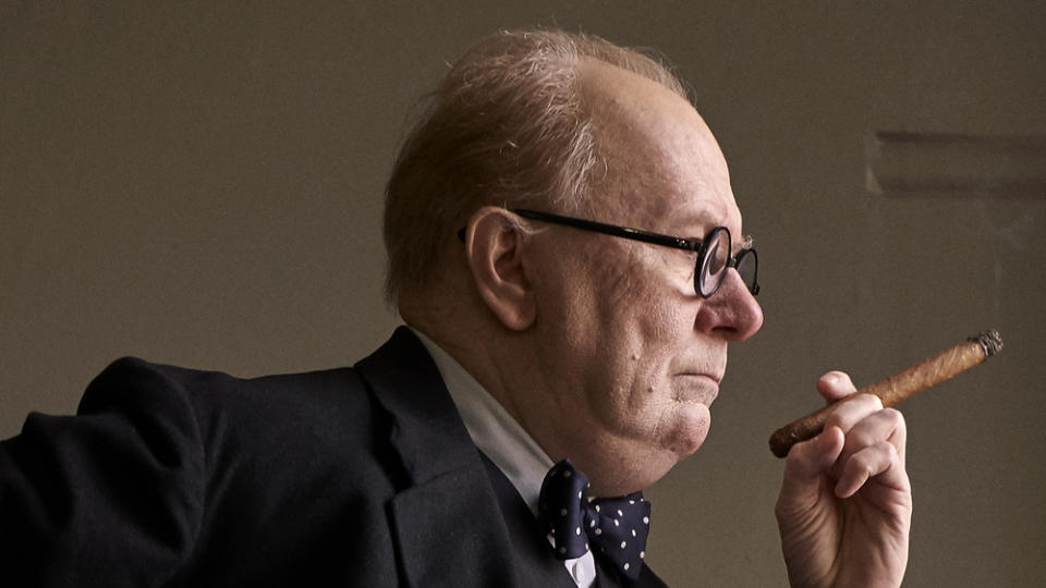 Auch nach mehrmaligem Hinsehen kann man es kaum glauben. US-Schauspieler Gary Oldman schlüpft in seinem neuen Film in die Rolle von Winston Churchill - und gleicht ihm dabei wie ein Haar dem anderen.