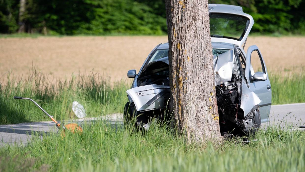 Ein zerstörtes Auto steht an der Unfallstelle. Ein Autofahrer ist in Pöcking bei Starnberg in eine Gruppe von Fußgängern gefahren.