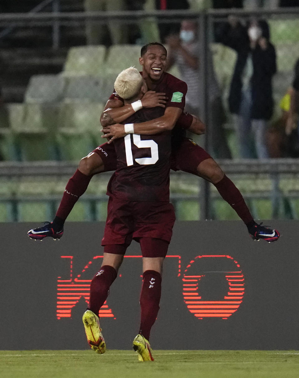 El venezolano Eric Ramírez (15) celebra tras anotar un gol contra Brasil en el partido por las eliminatorias del Mundial, el jueves 7 de octubre de 2021, en Caracas. (AP Foto/Ariana Cubillos)