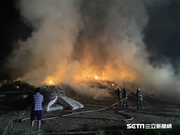 已封閉多年的江厝回收場，昨日晚間突起火燃燒，空氣中飄滿濃濃的塑膠味。（圖／翻攝畫面）