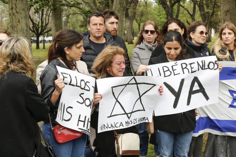 Mónica Bainstein en la movilización que se realizó hoy en Plaza Israel para pedir la liberación de los secuestrados por Hamas