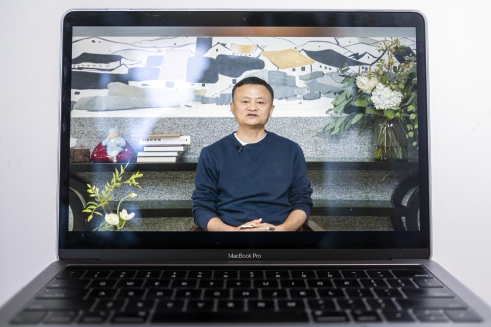 Jack Ma se dirige a los maestros en un evento anual que organiza para honrar a los maestros rurales, 20 de enero de 2022