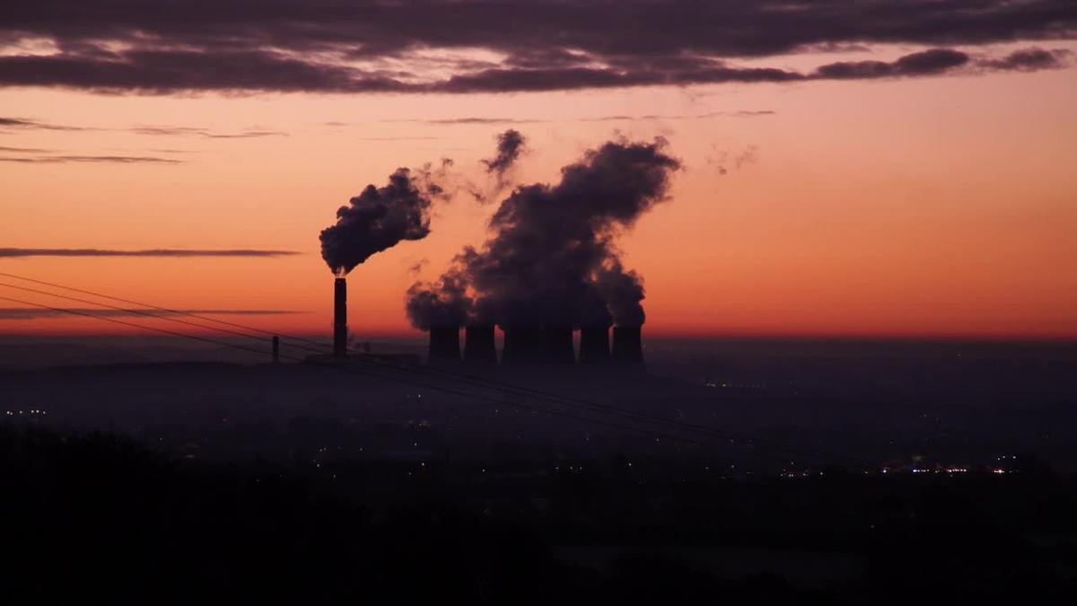 Soleil se lève sur la vallée gelée à Stanton, Angleterre