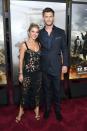 <p>Elsa in Dolce & Gabbana und Chris in einem marineblauen Anzug bei der Premiere von „Operation: 12 Strong“ in New York City. [Bild: Getty] </p>