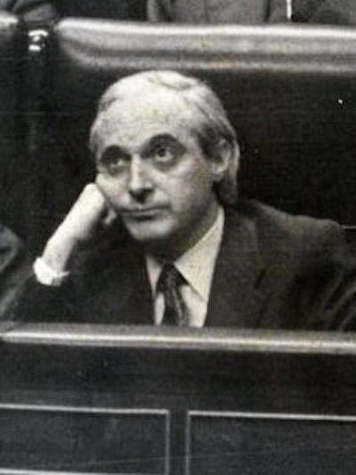 José Pedro Pérez Llorca, siendo ministro de Asuntos Exteriores sentado en el banco azul en el Congreso de los Diputados el 1 de enero de 1982. <a href="https://commons.wikimedia.org/wiki/File:(P%C3%A9rez_Llorca)_Leopoldo_Calvo_Sotelo_en_el_pleno_del_Congreso_de_los_Diputados_(cropped).jpeg" rel="nofollow noopener" target="_blank" data-ylk="slk:Wikimedia Commons / Pool Moncloa;elm:context_link;itc:0;sec:content-canvas" class="link ">Wikimedia Commons / Pool Moncloa</a>, <a href="http://creativecommons.org/licenses/by/4.0/" rel="nofollow noopener" target="_blank" data-ylk="slk:CC BY;elm:context_link;itc:0;sec:content-canvas" class="link ">CC BY</a>