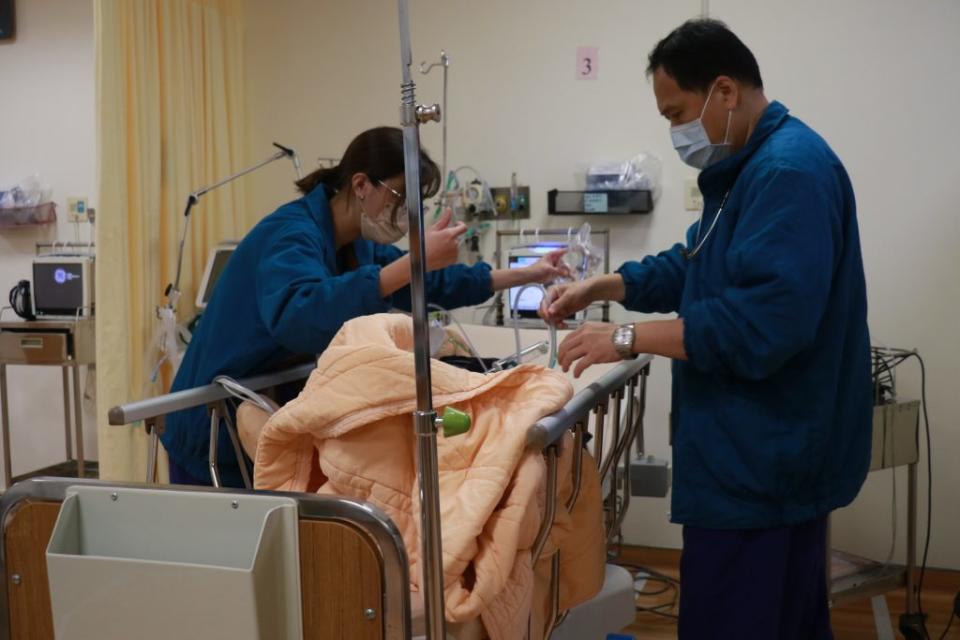 醫師莊浩凌(右)與護理師搶救急症病人。（記者徐義雄翻攝）