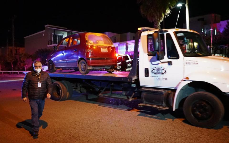 Forensic services unit moves the body of journalist Lourdes Maldonado (EPA)