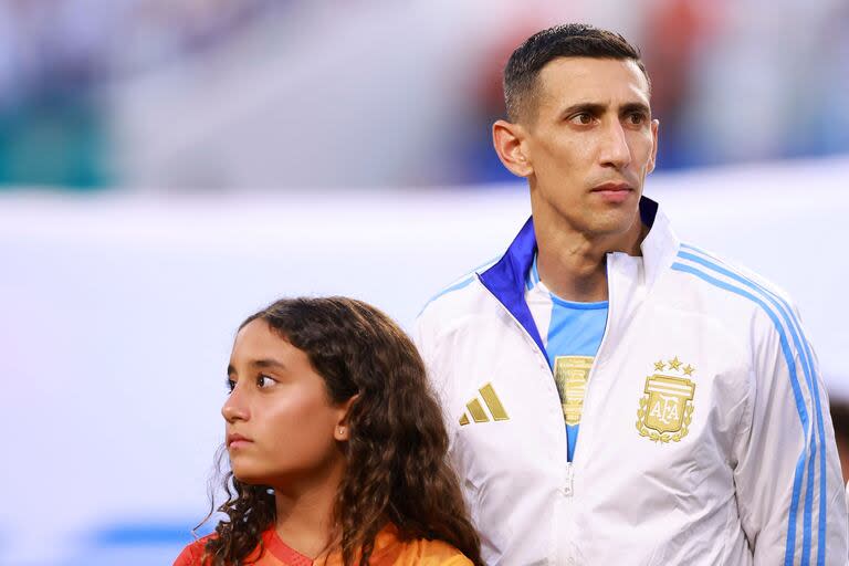 Ángel Di María y su hija Mía, con la que entró al campo de juego