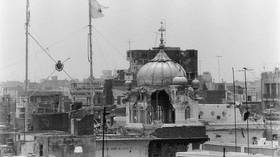 The first photos of the damaged Akal Takhat after the army stormed the sikh Golden Temple complex in Amritsar on June 9, 1984.  - Sondeep Shankar/Hulton Archive/Getty Images