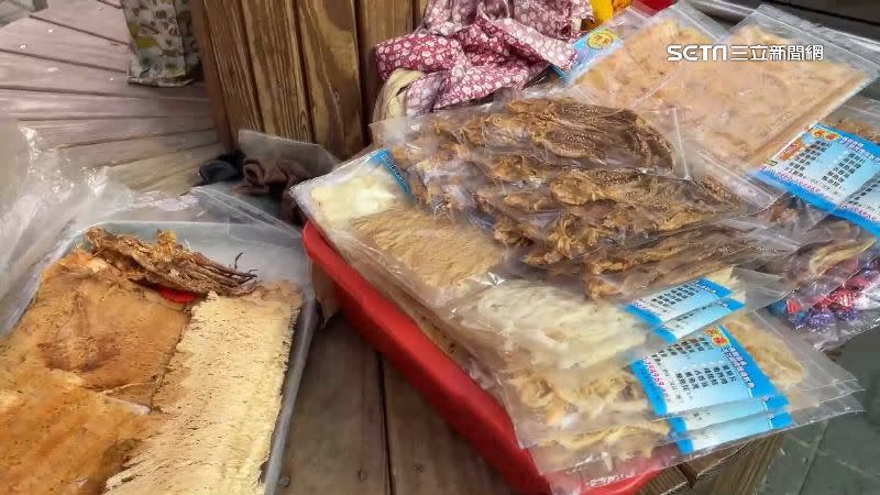 攤販有販售烤魷魚片和海鮮乾貨。