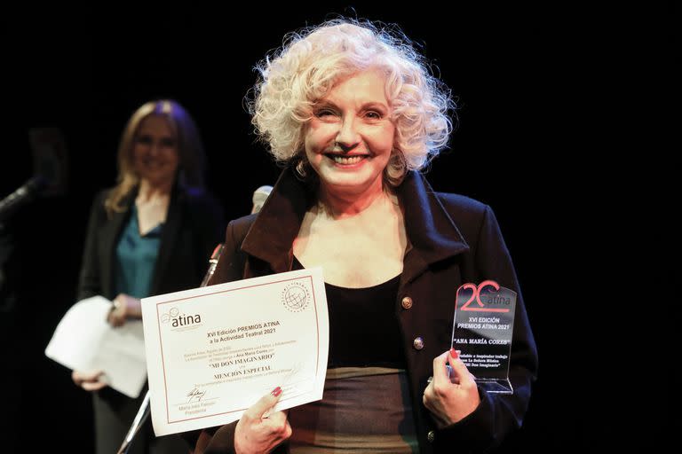 Ana María Cores obtuvo una ovación al recibir su Premio Especial AATINA por su trabajo en Mi don imaginario