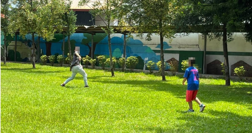 小杜與兒子開心練習羽球，共享天倫之樂的同時，也讓小杜更接近社會。（圖／南投縣政府毒品危害防制中心提供）