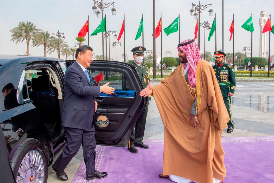 Der chinesische Präsident, Xi Jinping (links), zu Besuch bei Mohammed bin Salman, dem saudischen Kronprinzen und Ministerpräsidenten. - Copyright: picture alliance / ASSOCIATED PRESS | Untitled