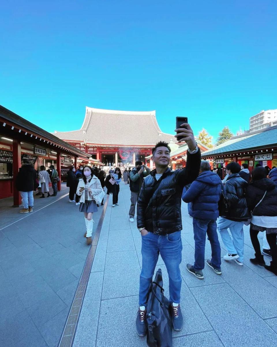 早前謝承均當金主帶家人去日本旅遊，在當地掃貨大衣、鞋子等戰利品。（翻攝自謝承均臉書）